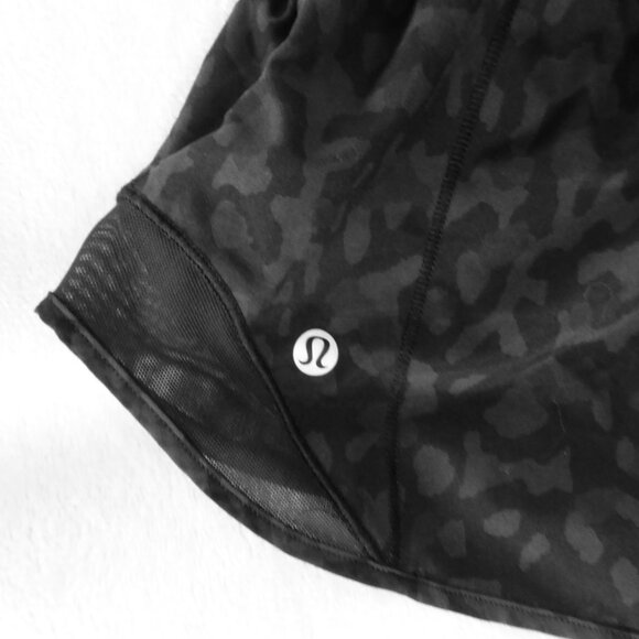 Lululemon Mottled Grey/Black lined Running Short Size 6 Reg - Picture 5 of 6